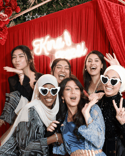 Invitées devant un décor rouge, GIF IA fidèle dérivé d'une photo événementielle unique MySelfieBooth
