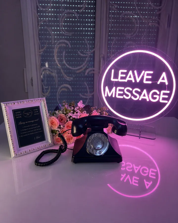 Téléphone vintage du livre d'or audio MySelfieBooth, visuel IA fidèle créé à partir d'une installation réelle