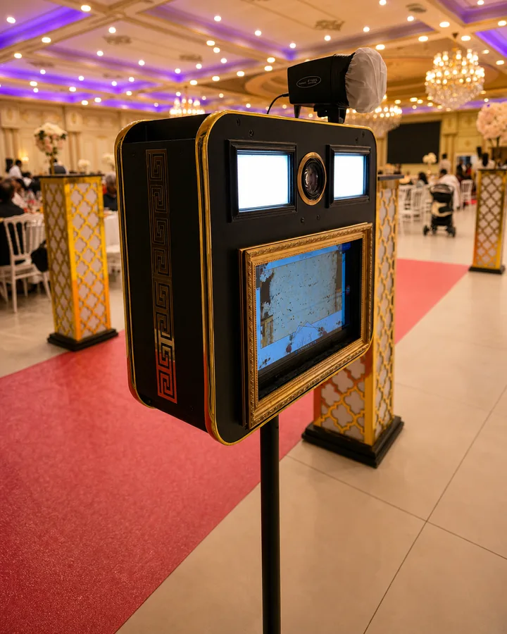 Photobooth noir et or MySelfieBooth en réception, visuel IA fidèle créé à partir d'une installation réelle