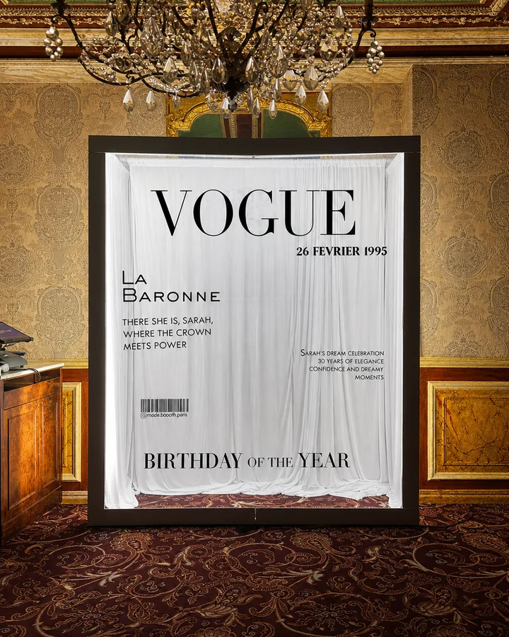 Vogue Booth MySelfieBooth dans un salon historique, visuel IA fidèle créé à partir d'une installation réelle