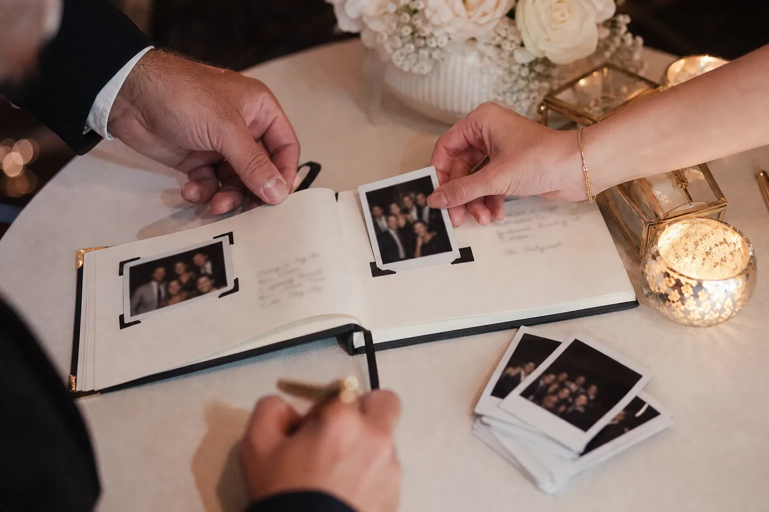 Tirages photobooth ajoutés dans un livre d'or de mariage