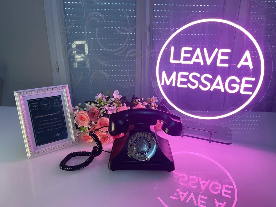 Téléphone à cadran et panneau Leave a message pour le livre d’or audio