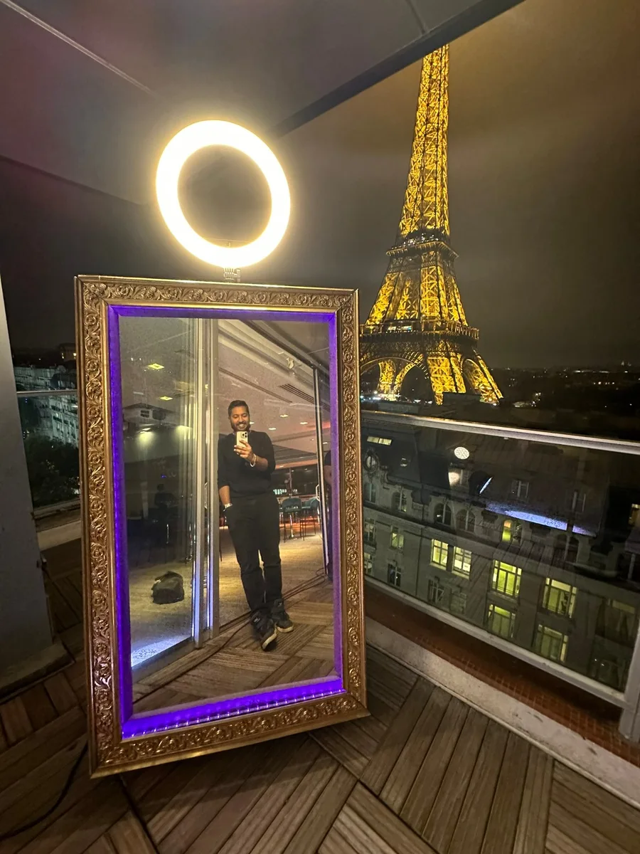 Miroir photo MySelfieBooth à cadre doré et éclairage violet