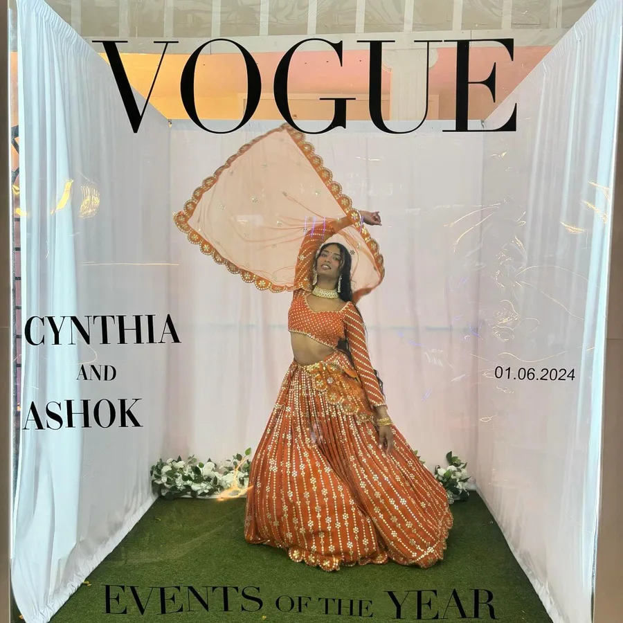 Portrait réalisé dans le décor lumineux Vogue Booth MySelfieBooth