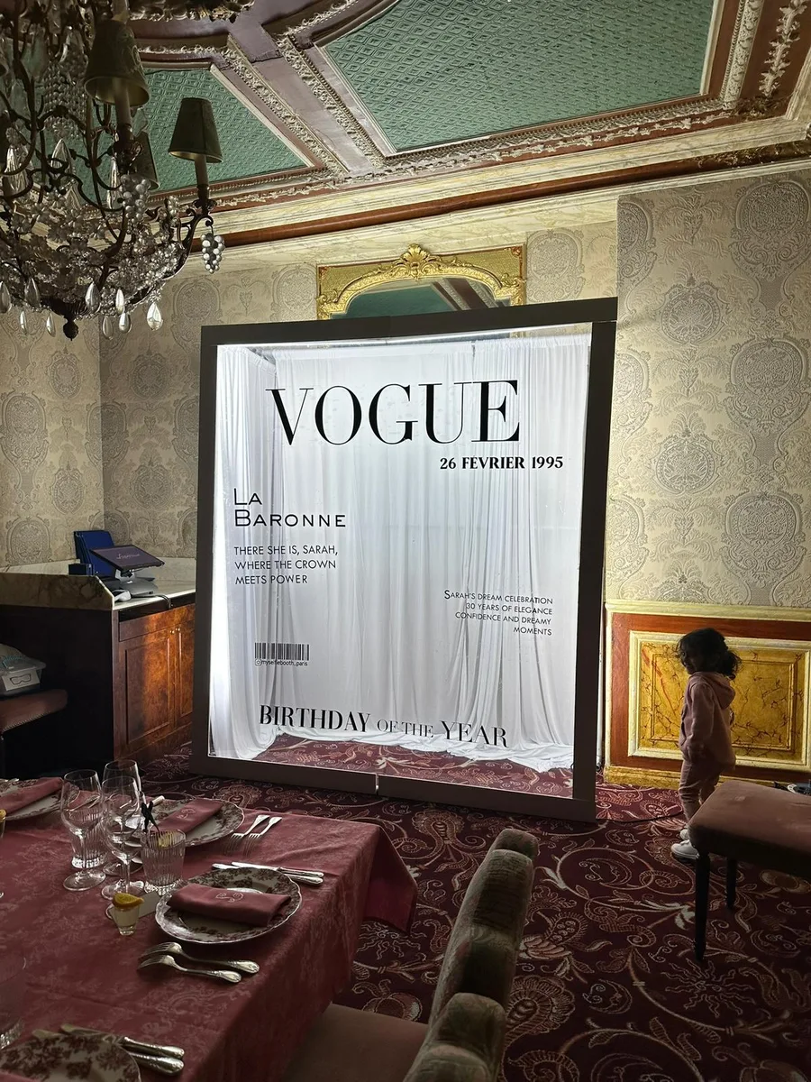 Vogue Booth MySelfieBooth avec rideaux blancs et façade personnalisée