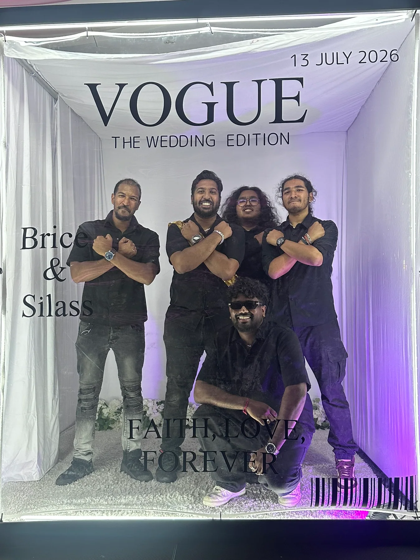Une partie de l'équipe MySelfieBooth réunie dans un VogueBooth