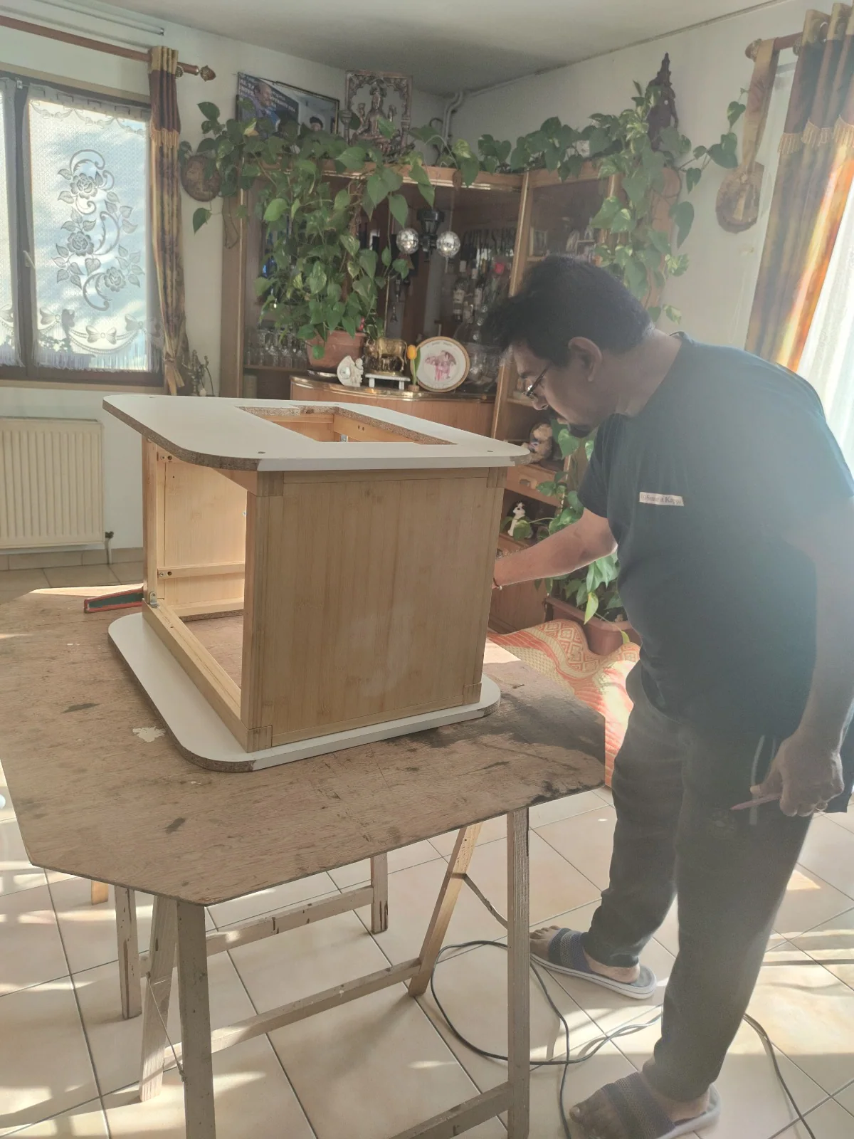 Assemblage d'un caisson Photobooth MySelfieBooth dans l'atelier familial