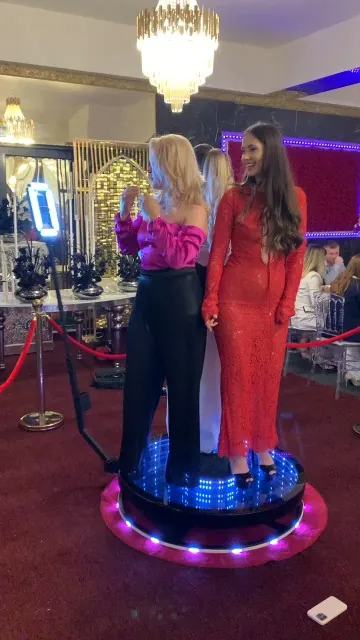 360 Booth sur tapis rouge, aperçu d'un reportage réel MySelfieBooth