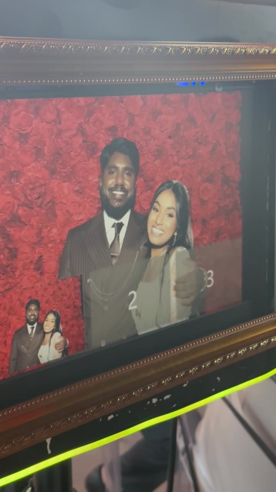 Les mariés profitent du Photobooth